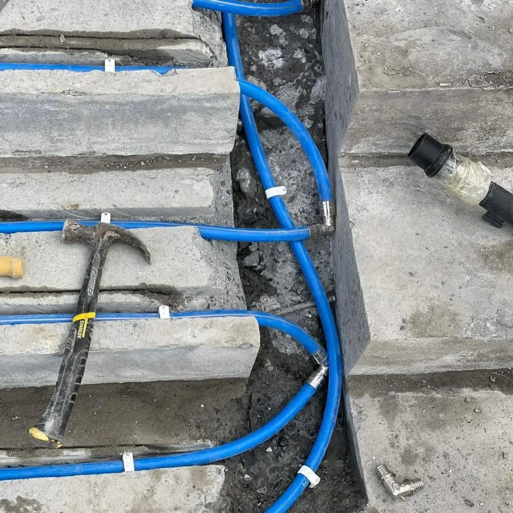 Bláar PEX vatnslagnir lagðar í steypt gólf fyrir neysluvatnskerfi.